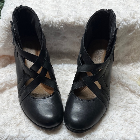 Rockport Black leather healed shoe size 6.5. Cross cross straps embossed heel. - Picture 1 of 10